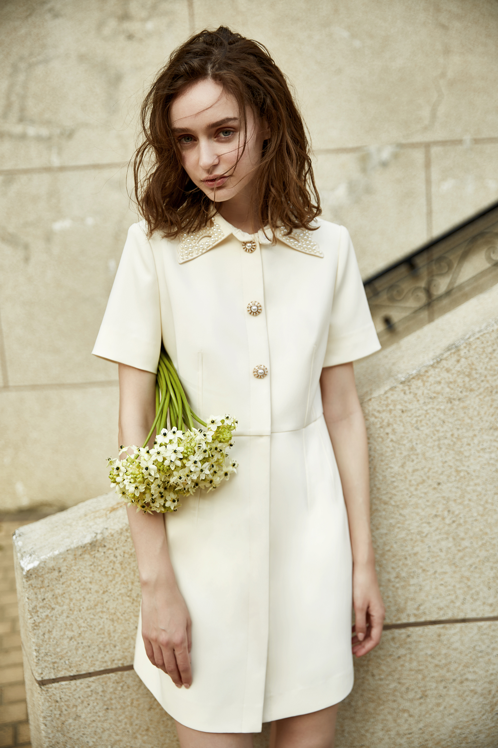 BD15068E1 淨白光采立體領設計短洋裝 (附領片)