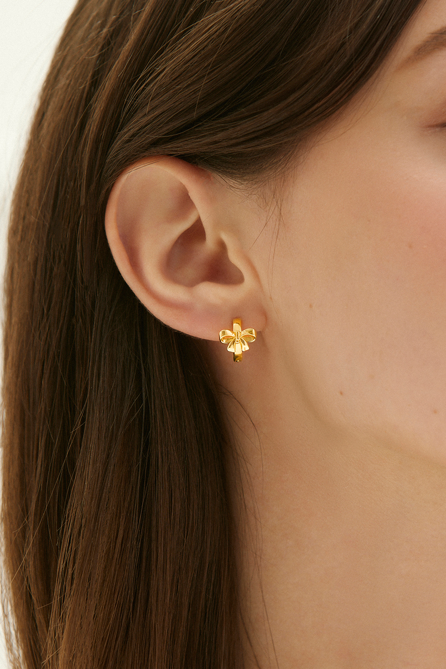 圈型光澤蝴蝶結。銀針耳環