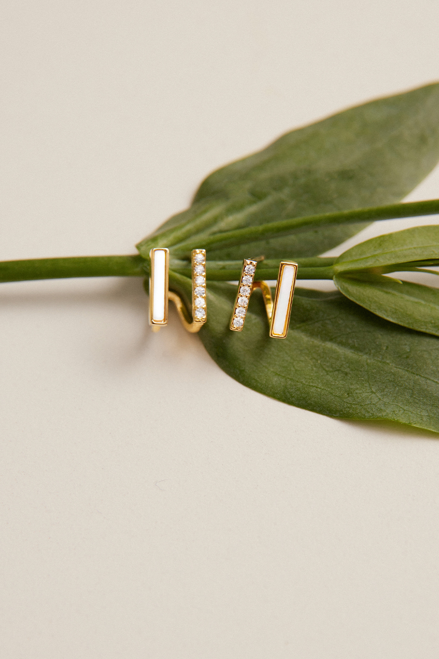 雙層閃耀鋯石貝殼。銀針耳環