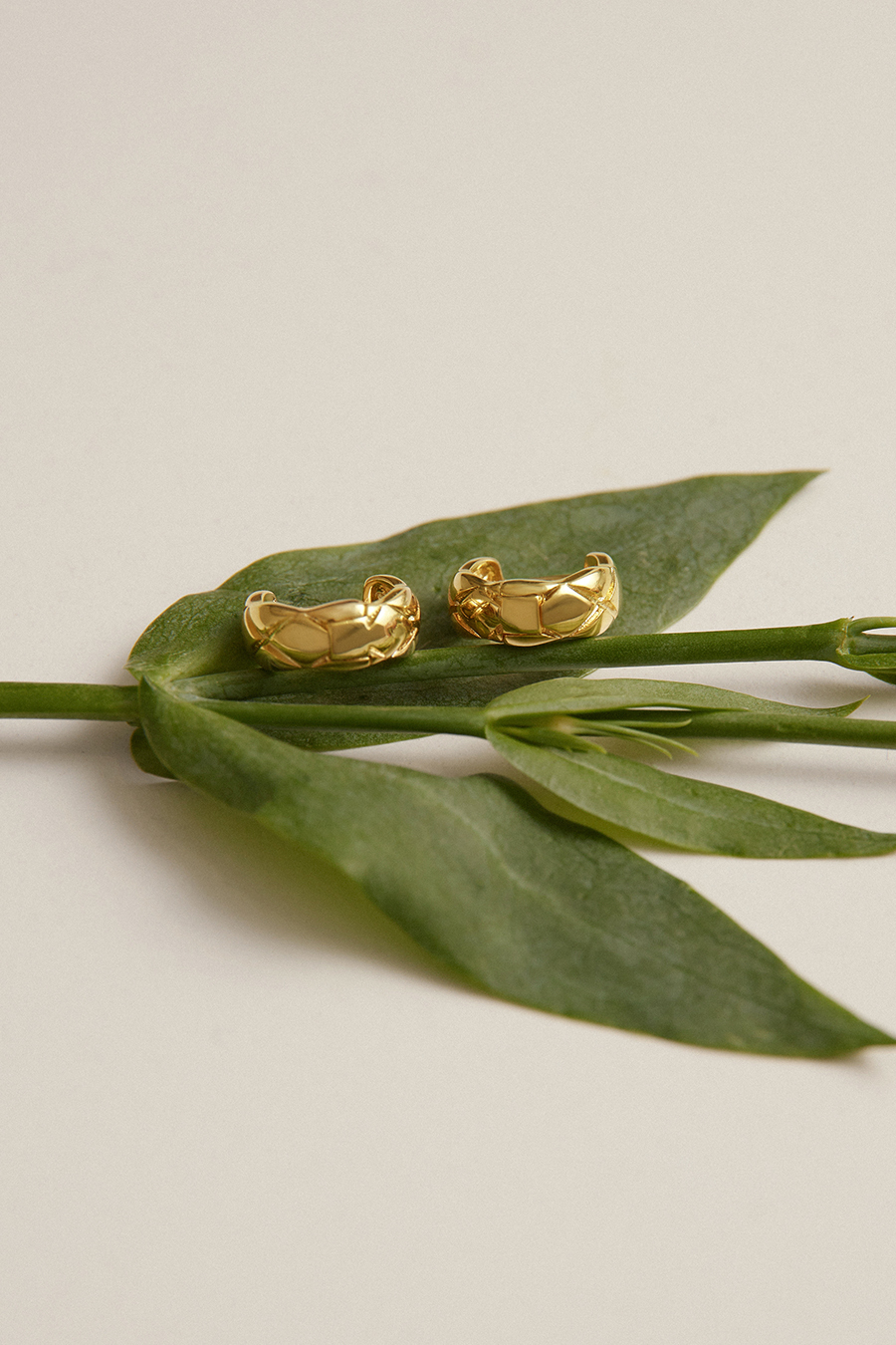 簡約圈型菱格紋。銀針耳環(金)