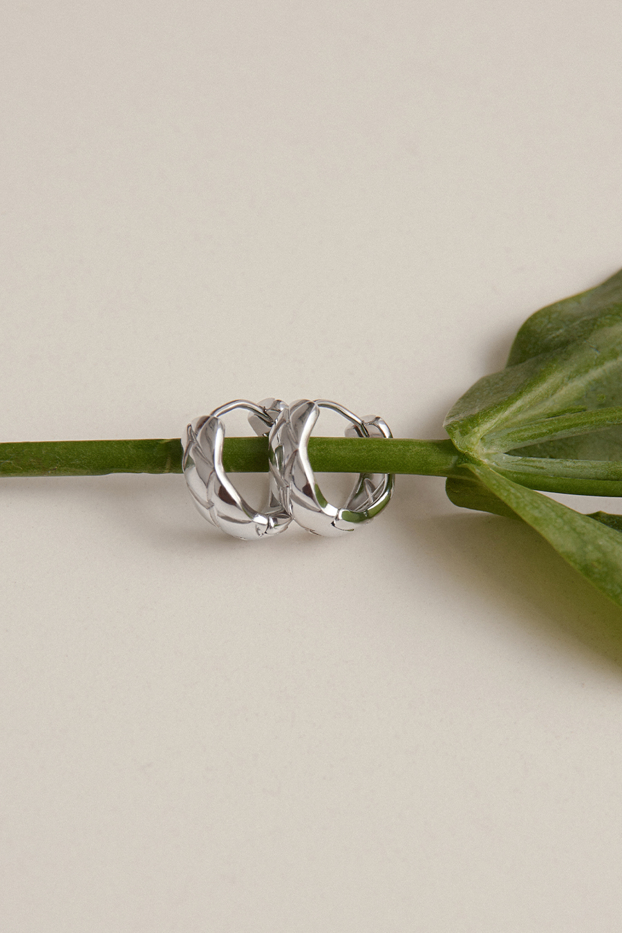 簡約圈型菱格紋。銀針耳環(銀)