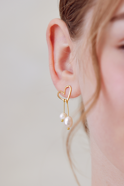 鏤空愛心垂墜珍珠。銀針耳環