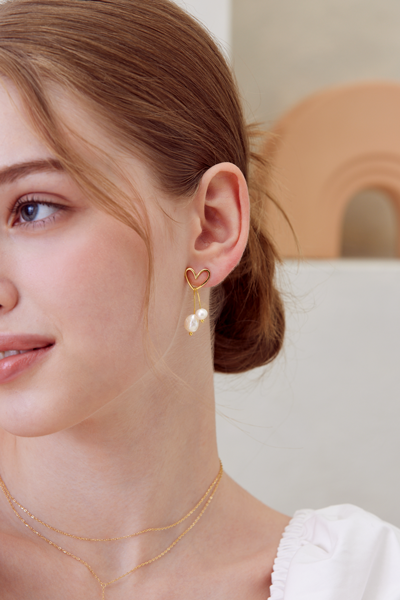 鏤空愛心垂墜珍珠。銀針耳環