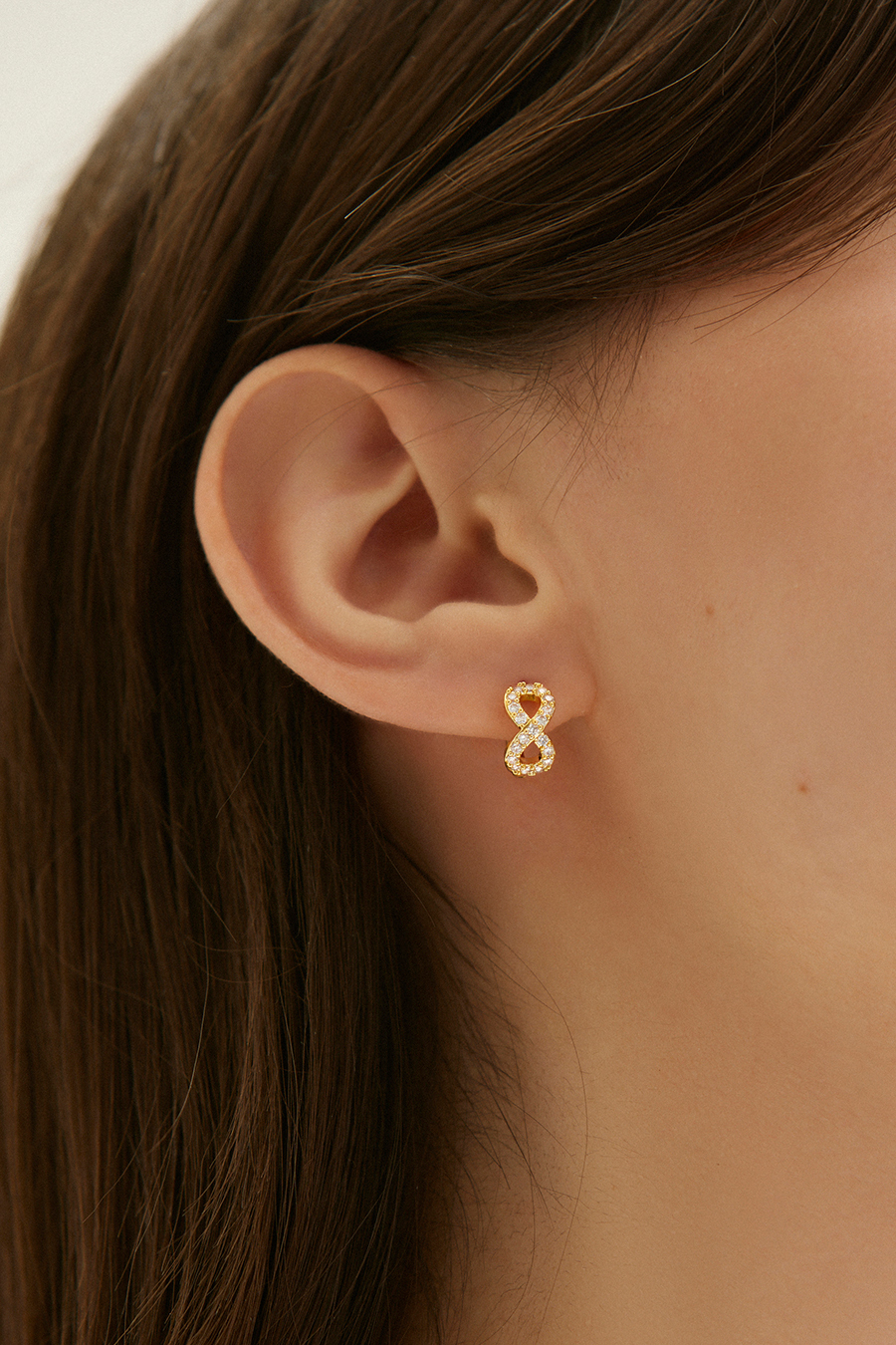 亮鑽交疊曲線。銀針耳環