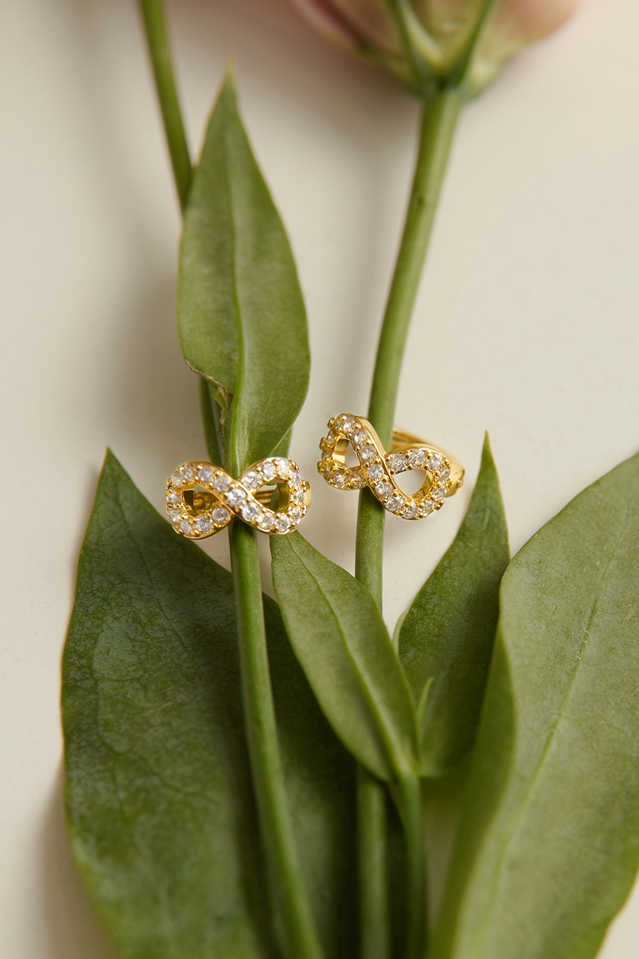 亮鑽交疊曲線。銀針耳環