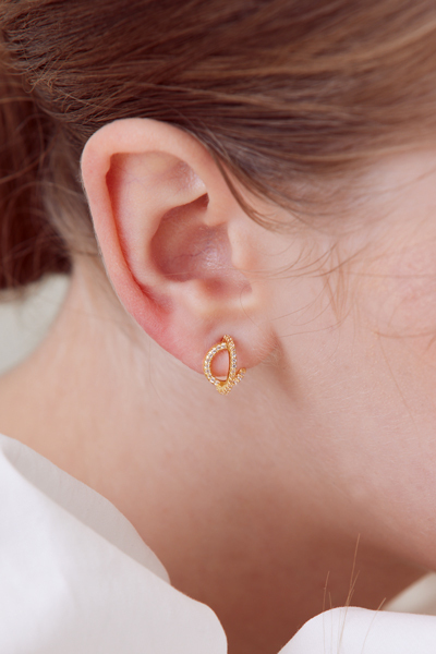 亮鑽半圓交錯。銀針耳環