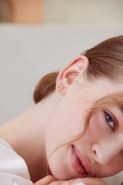 亮鑽半圓交錯。銀針耳環