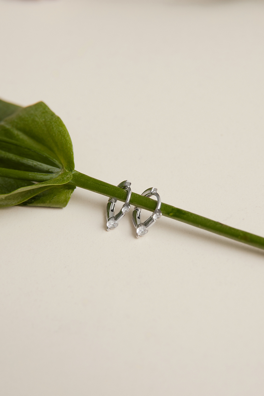 細緻線條雙鑽。銀針耳環(銀)