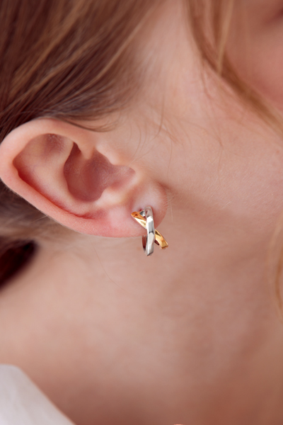 俐落感金銀交錯。銀針耳環