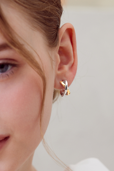 俐落感金銀交錯。銀針耳環