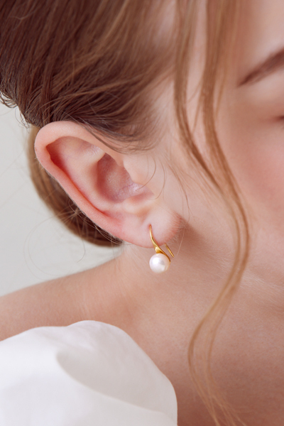 法式曲線珍珠。針式耳環