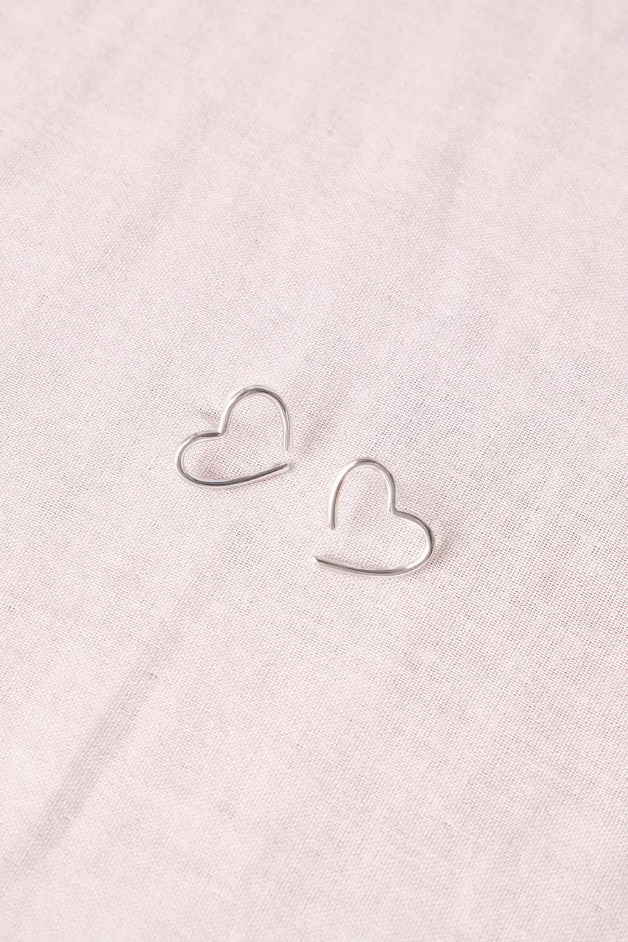 【925純銀】鏤空線條心型。銀針耳環