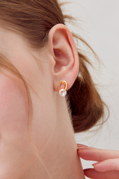 鏤空輕奢鋯石。銀針耳環