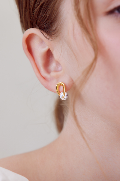 鏤空輕奢鋯石。銀針耳環