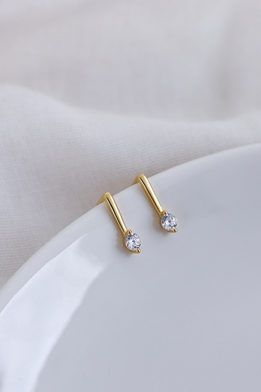 【925純銀】簡約線條單鋯石。銀針耳環