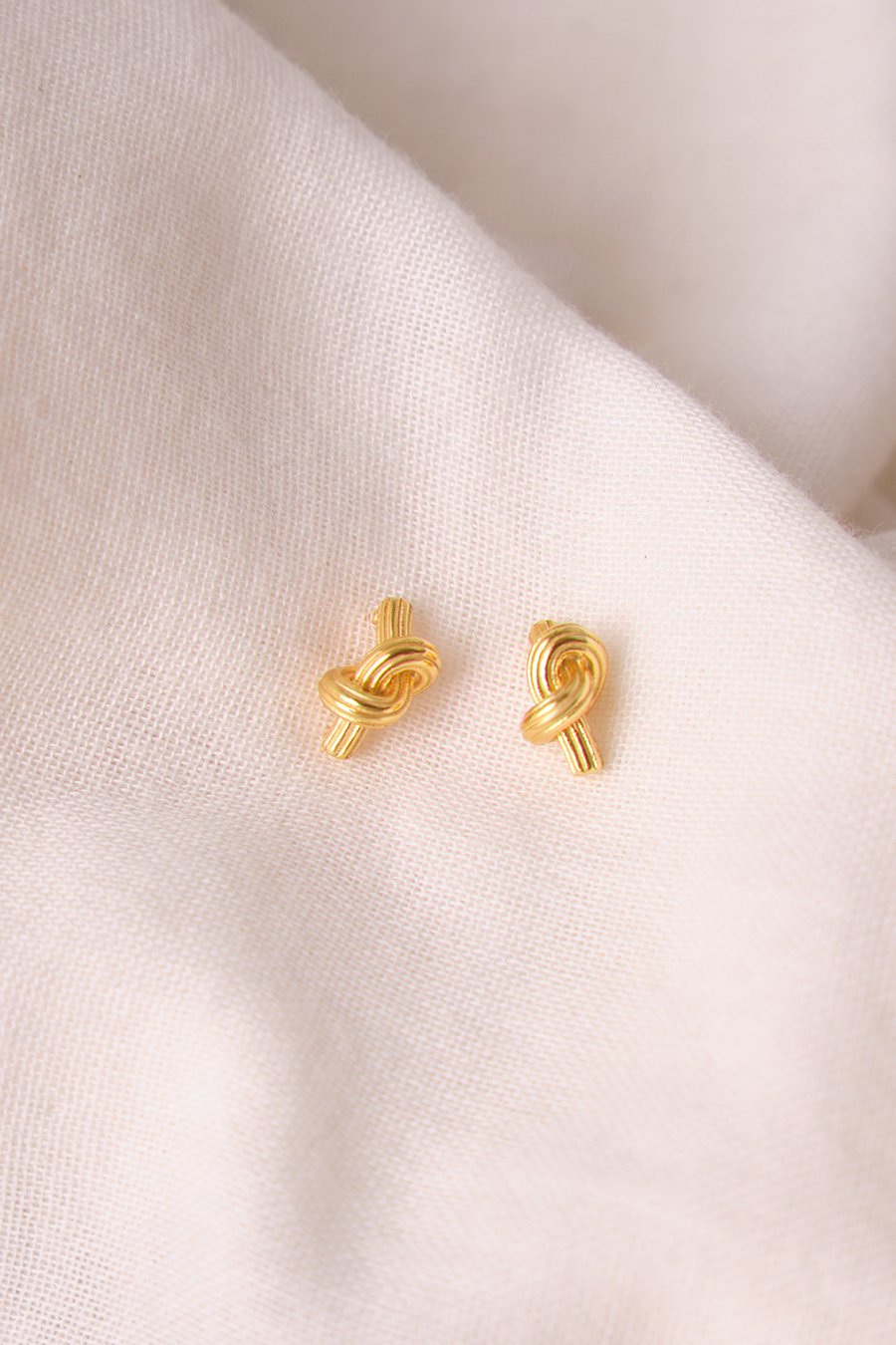 【925純銀】霧面扭結造型。銀針耳環(金)