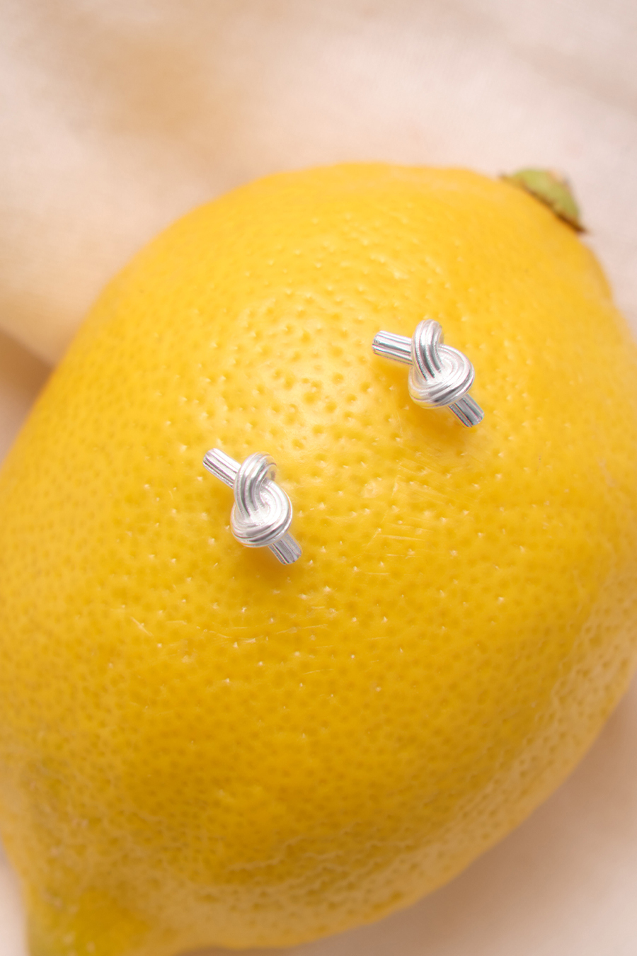 【925純銀】霧面扭結造型。銀針耳環(銀)