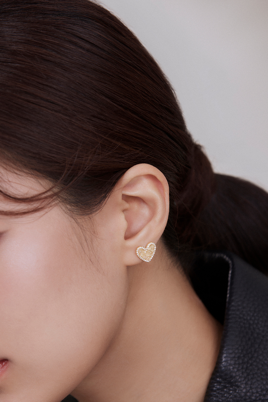 閃耀愛心小晶石。銀針耳環