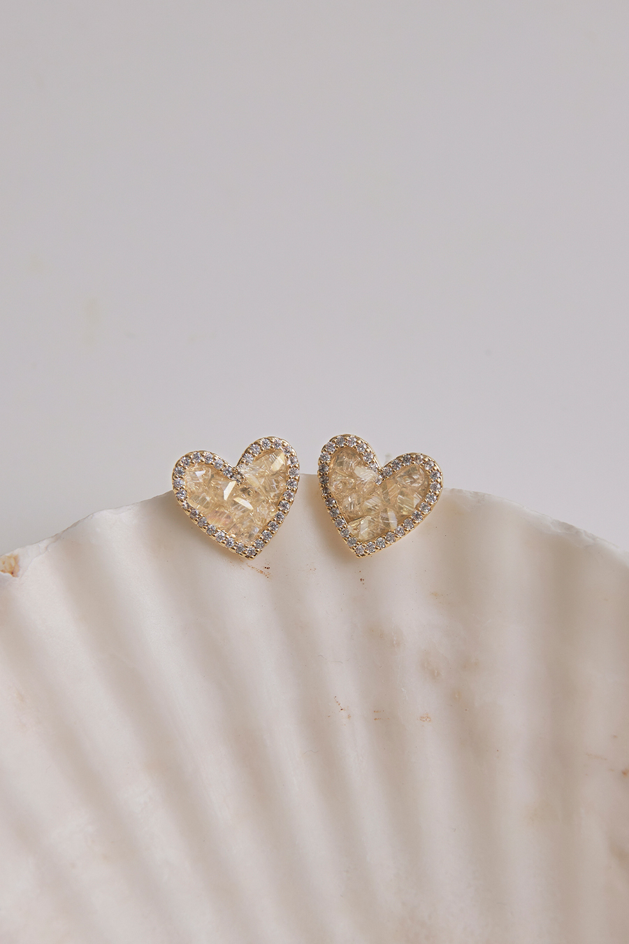 閃耀愛心小晶石。銀針耳環