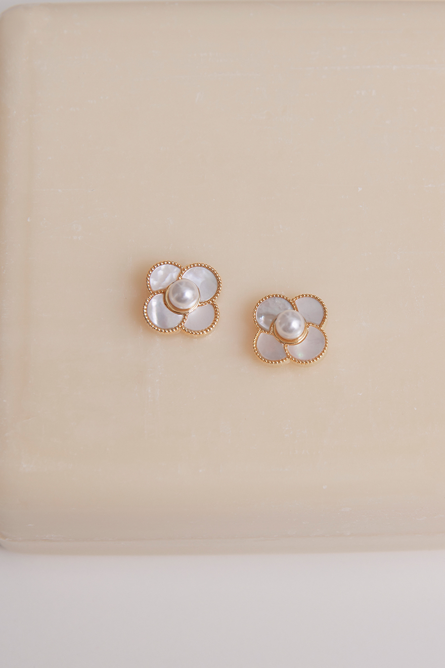 四葉貝殼珍珠花。銀針耳環