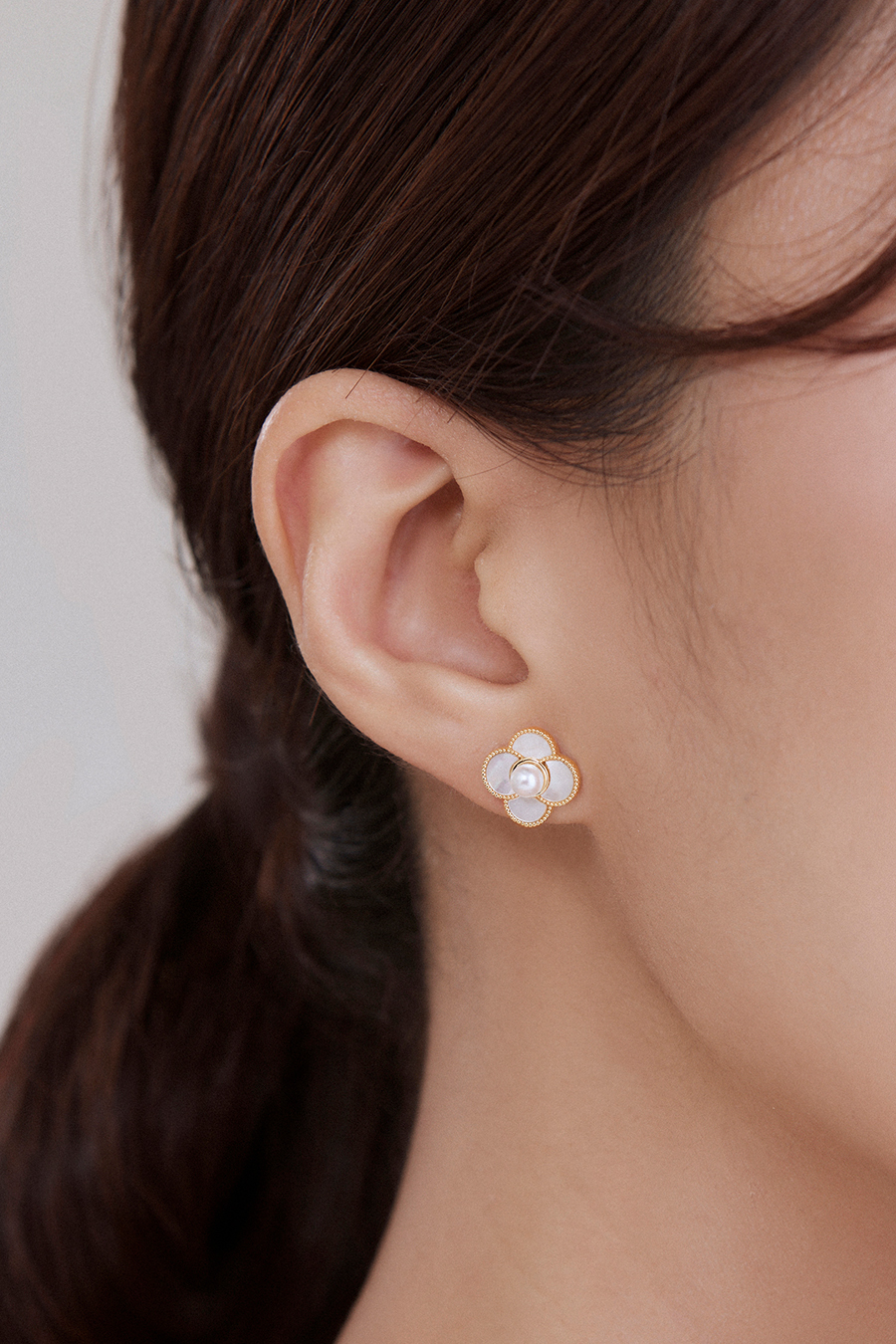 四葉貝殼珍珠花。銀針耳環