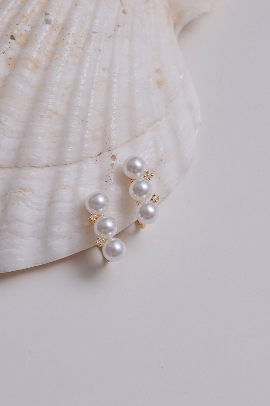 線條排列珍珠。夾式耳環