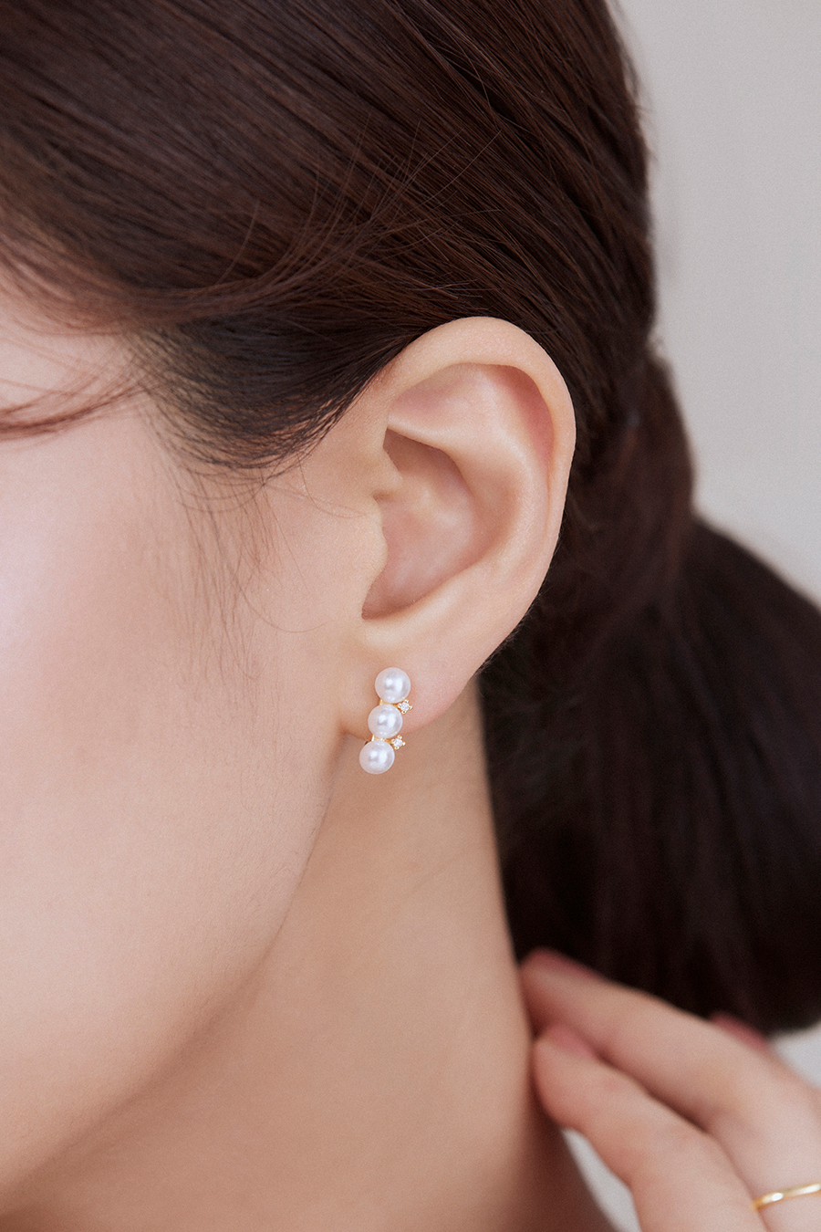 線條排列珍珠。夾式耳環