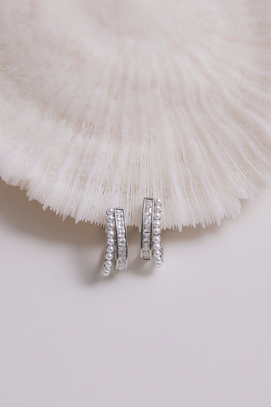 亮鑽排列珍珠。夾式耳環(銀)