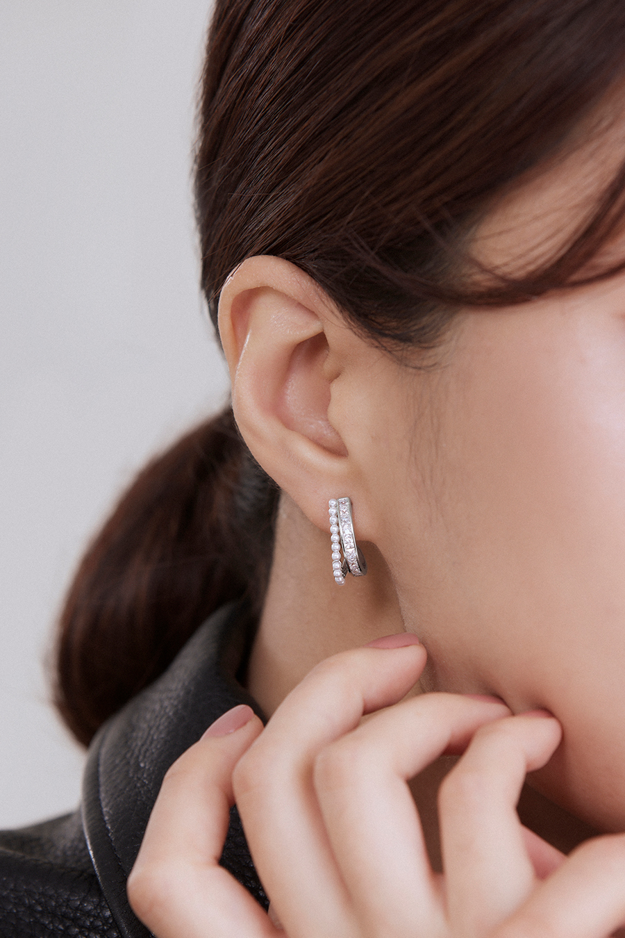 亮鑽排列珍珠。夾式耳環(銀)