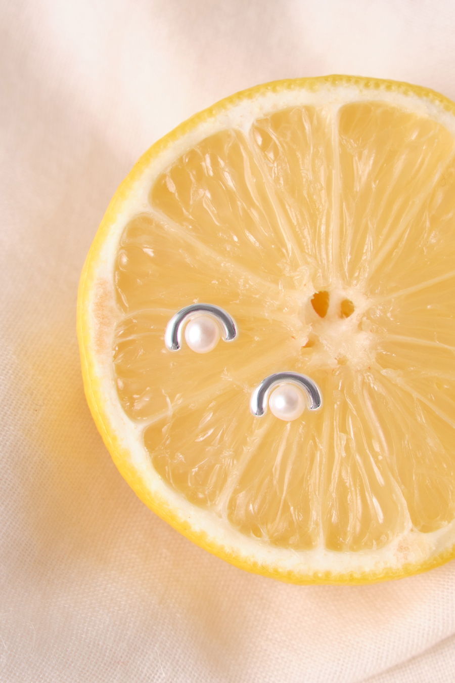 【925純銀】迷你弧形小珍珠。銀針耳環