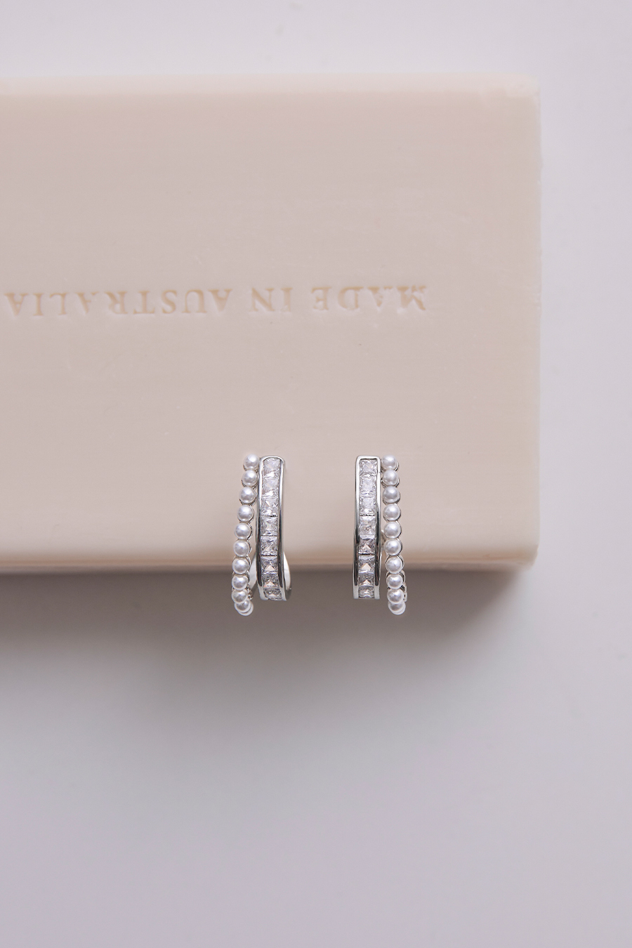 亮鑽排列珍珠。銀針耳環(銀)