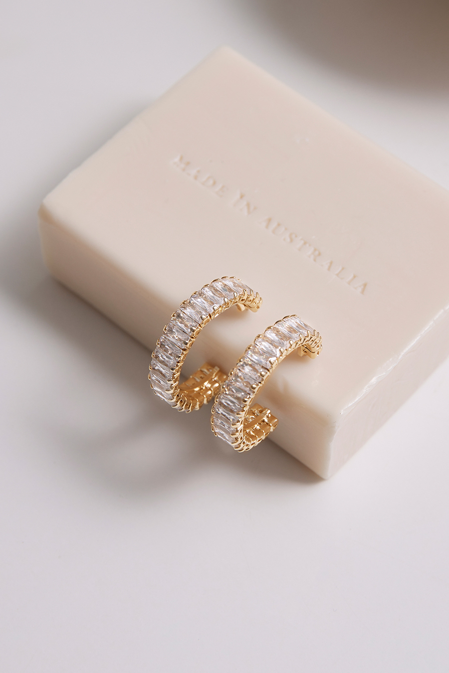 閃耀方形鋯石。銀針耳環