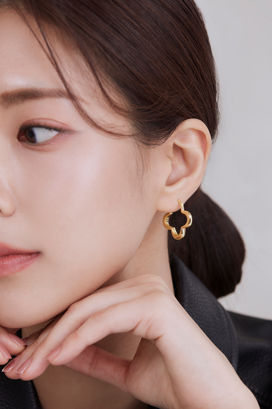 閃耀四葉草鑲鋯石。夾式耳環