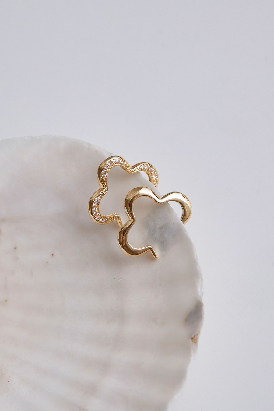 閃耀四葉草鑲鋯石。夾式耳環