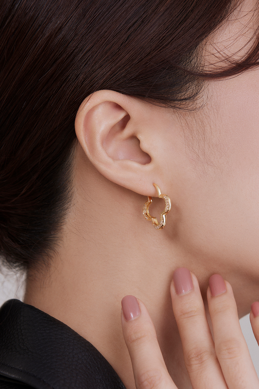 閃耀四葉草鑲鋯石。銀針耳環