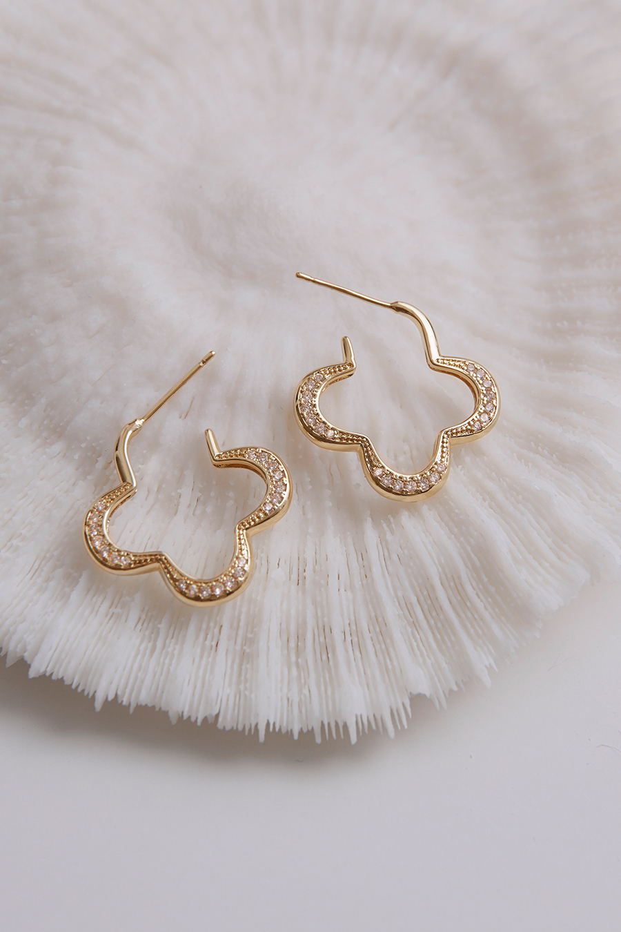 閃耀四葉草鑲鋯石。銀針耳環