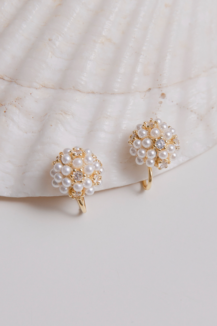 經典珍珠花。夾式耳環