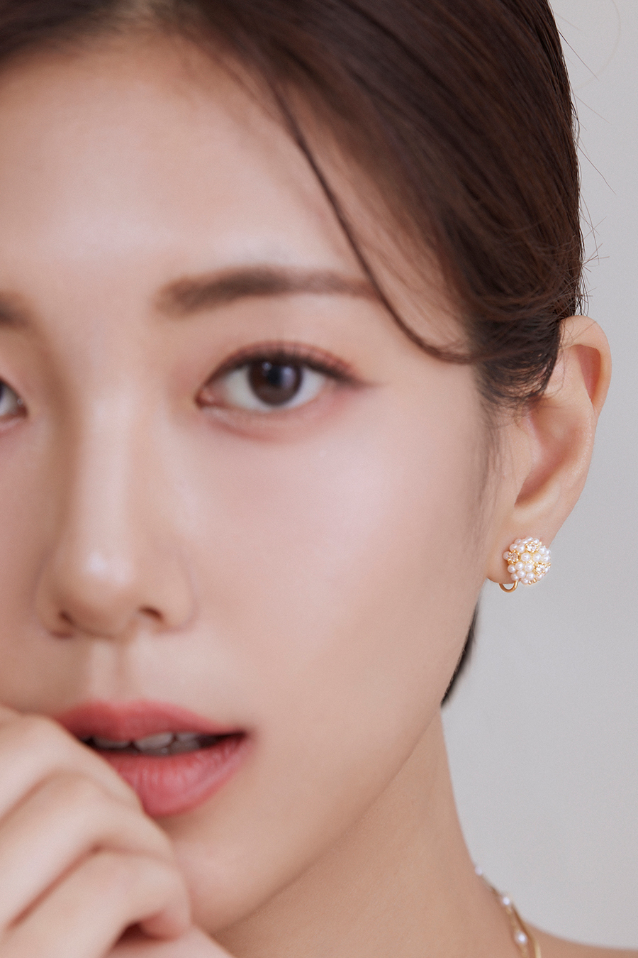 經典珍珠花。夾式耳環