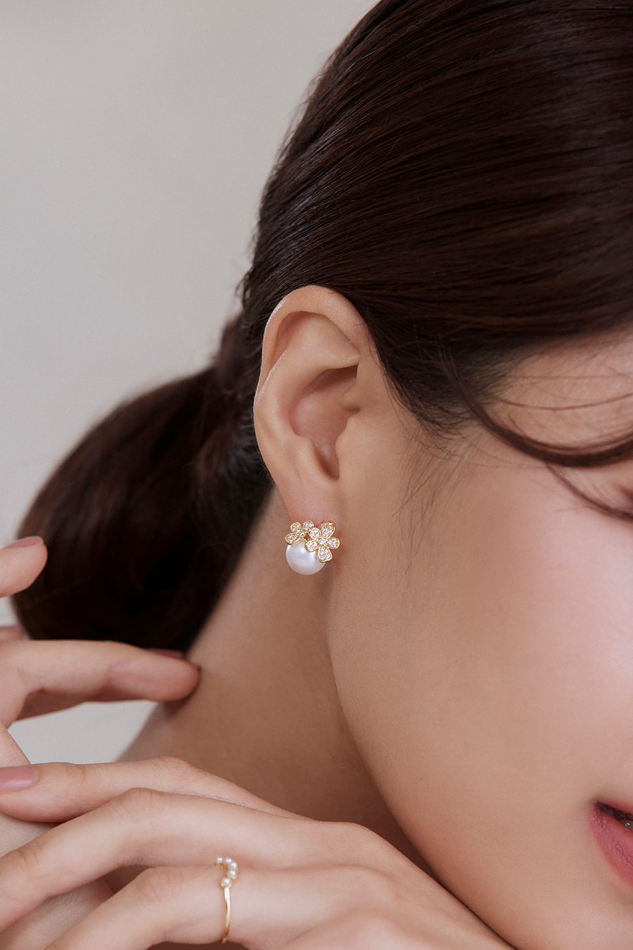 閃耀鑲嵌鋯石花。鋼針耳環