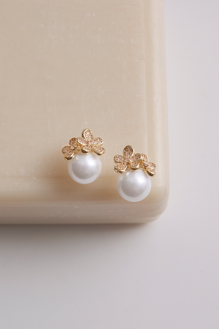 閃耀鑲嵌鋯石花。鋼針耳環