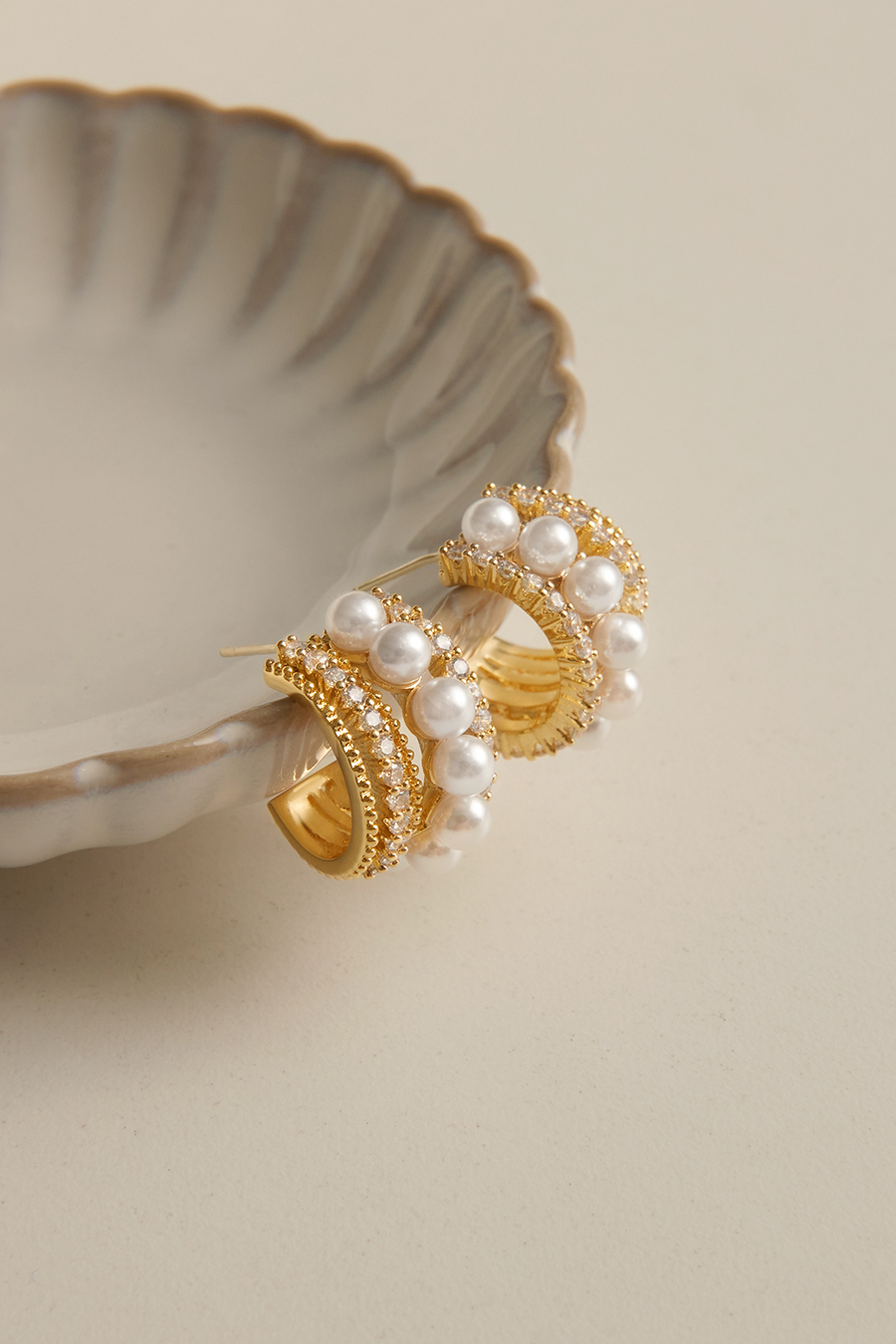 層次C型滿鑽珍珠。銀針耳環