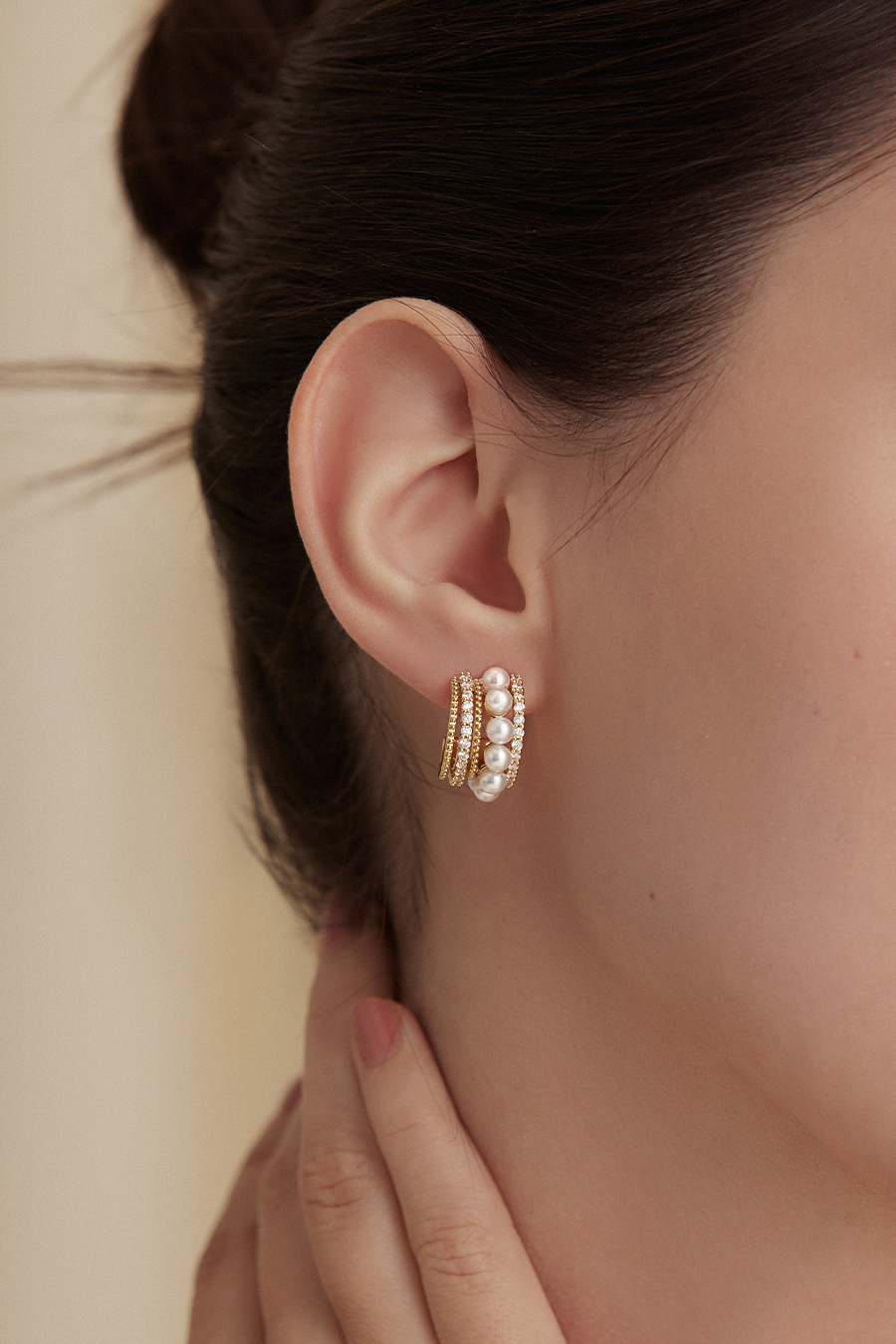 層次C型滿鑽珍珠。銀針耳環