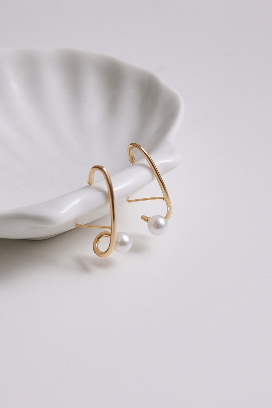 線形環繞珍珠。銀針耳環