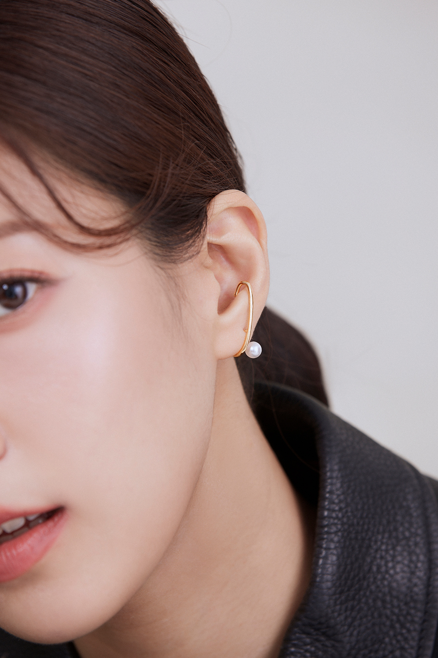 線形環繞珍珠。銀針耳環