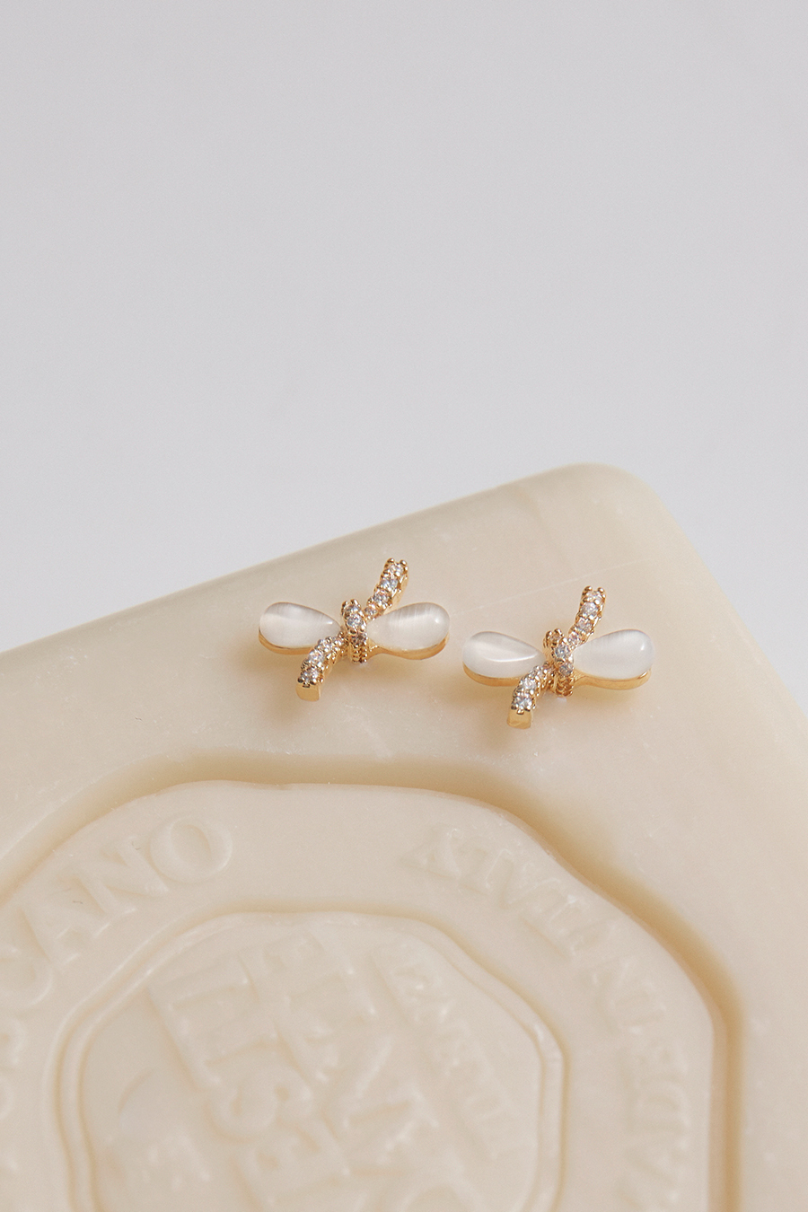 清透貓眼蝴蝶結。銀針耳環