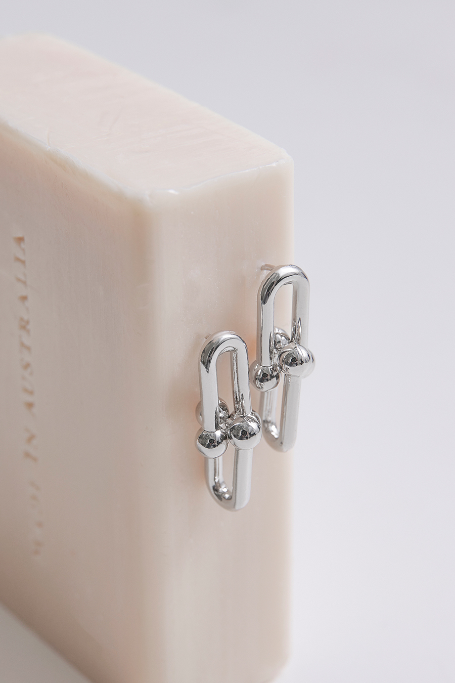 U型雙珠鎖扣。銀針耳環