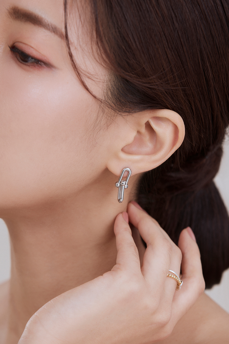 U型雙珠鎖扣。銀針耳環