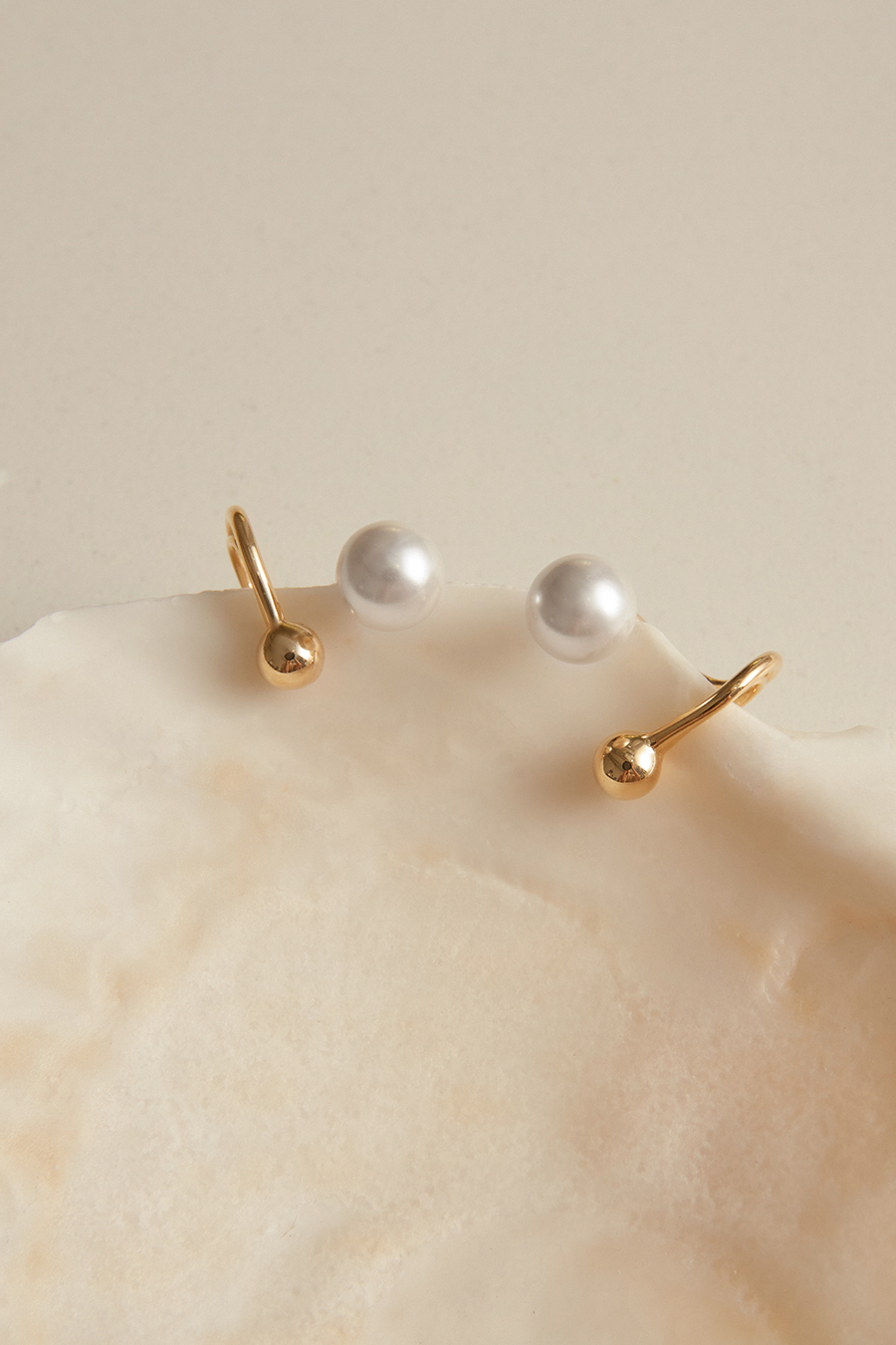 法式曲線珍珠。夾式耳環