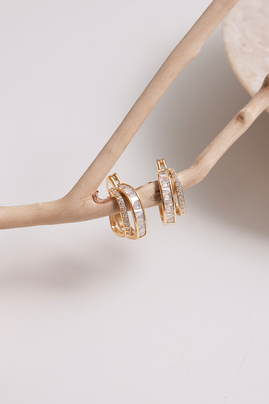 滿鑽雙層方形。針式耳環