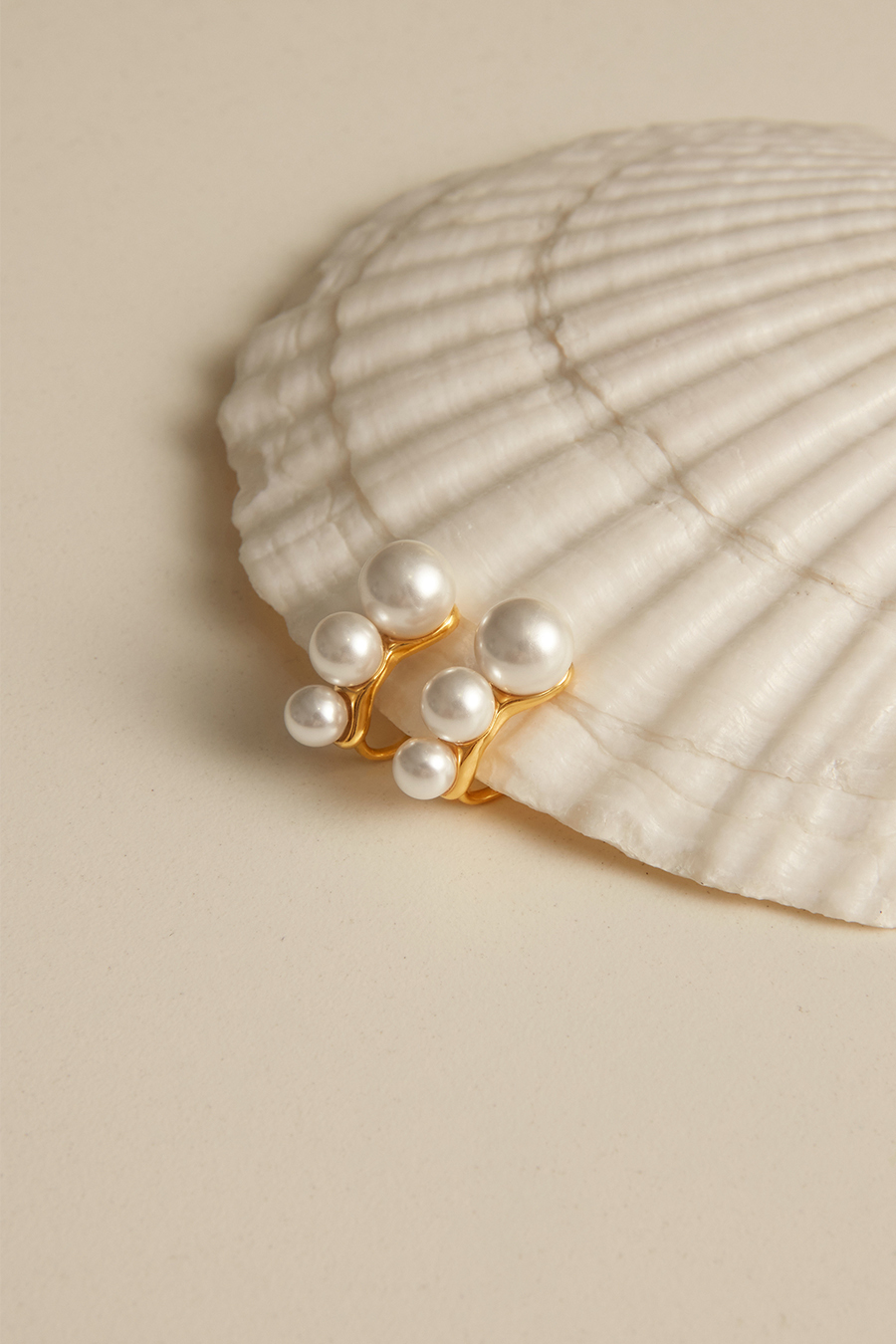 簡約拼接珍珠。夾式耳環